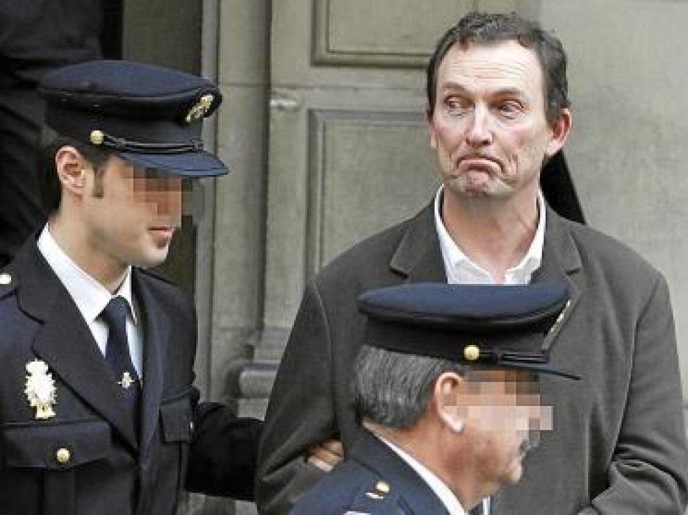 Santiago Mainar, a la salida del juicio en dirección a la cárcel.