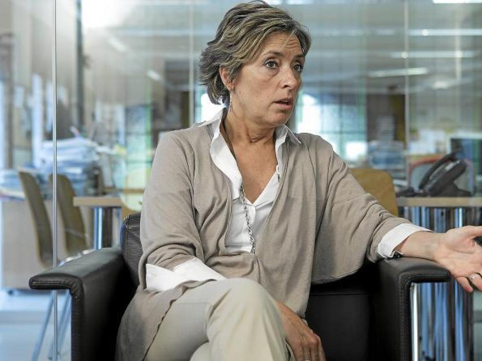 Nieves Ibeas, durante la entrevista en el despacho del director de HERALDO.