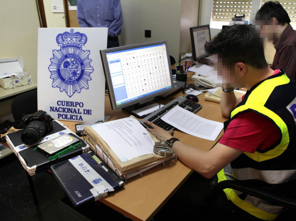 Agentes de la policía durante la investigación una operación relacionada con el 'grooming'