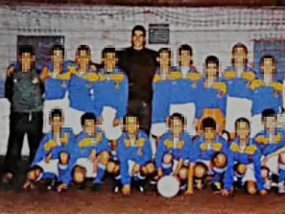 Una década vinculado al fútbol base. Cristian P. G. aparece en esta fotografía (el primero por la derecha) junto a Cani y chavales del Vadorrey.