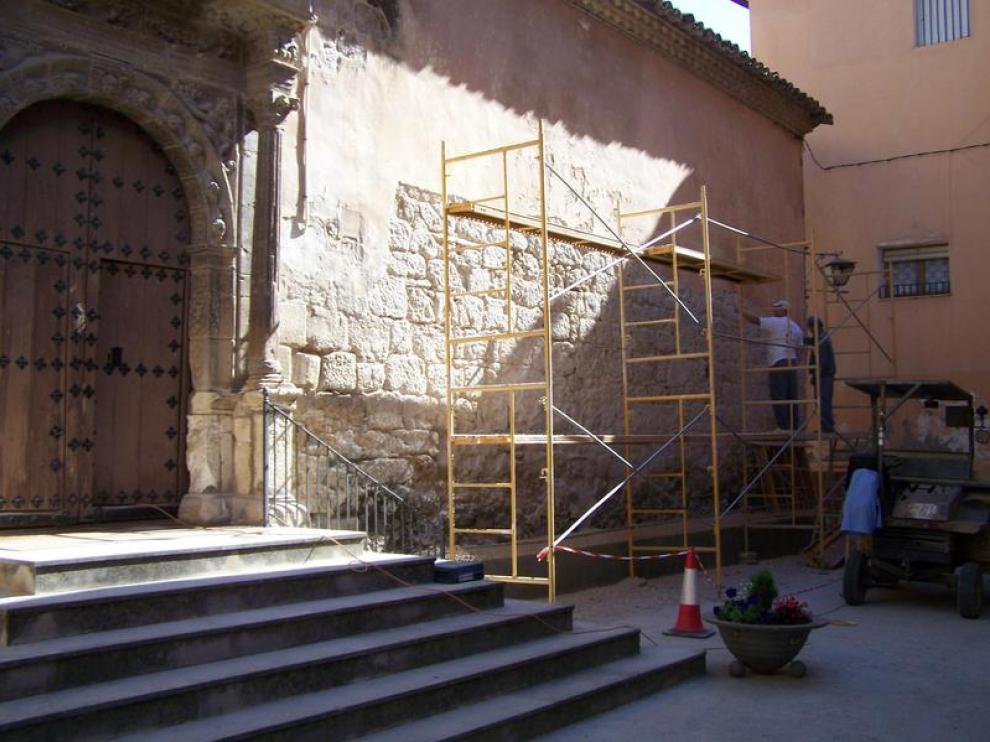 Los trabajos que se realizan estos días consisten en repicar la fachada para retirar el enlucido de cal.