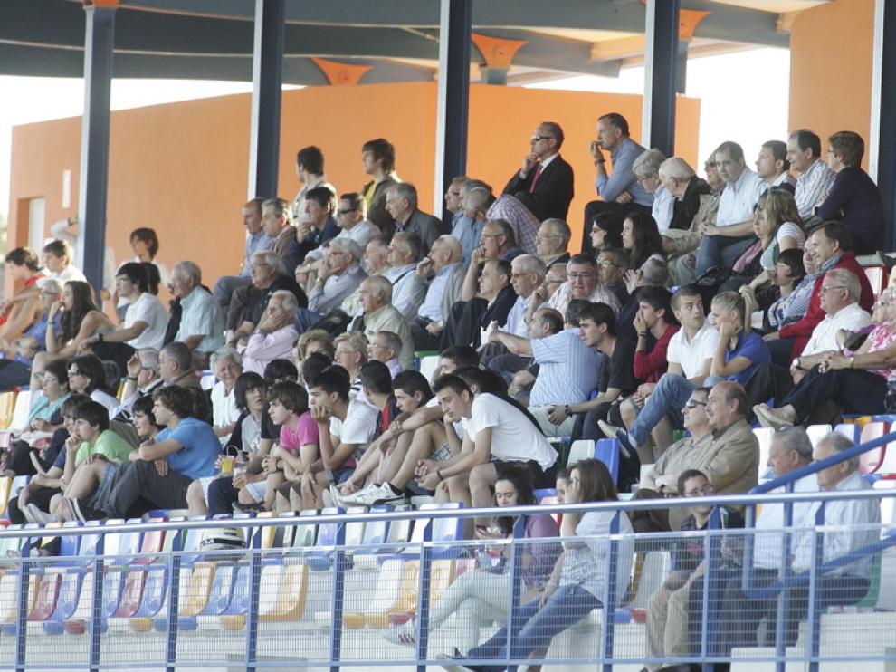 Aspecto de la grada de Los Olmos en el partido con el Pomar.