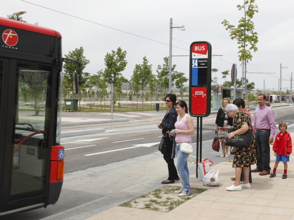 Usuarios esperando el autobús