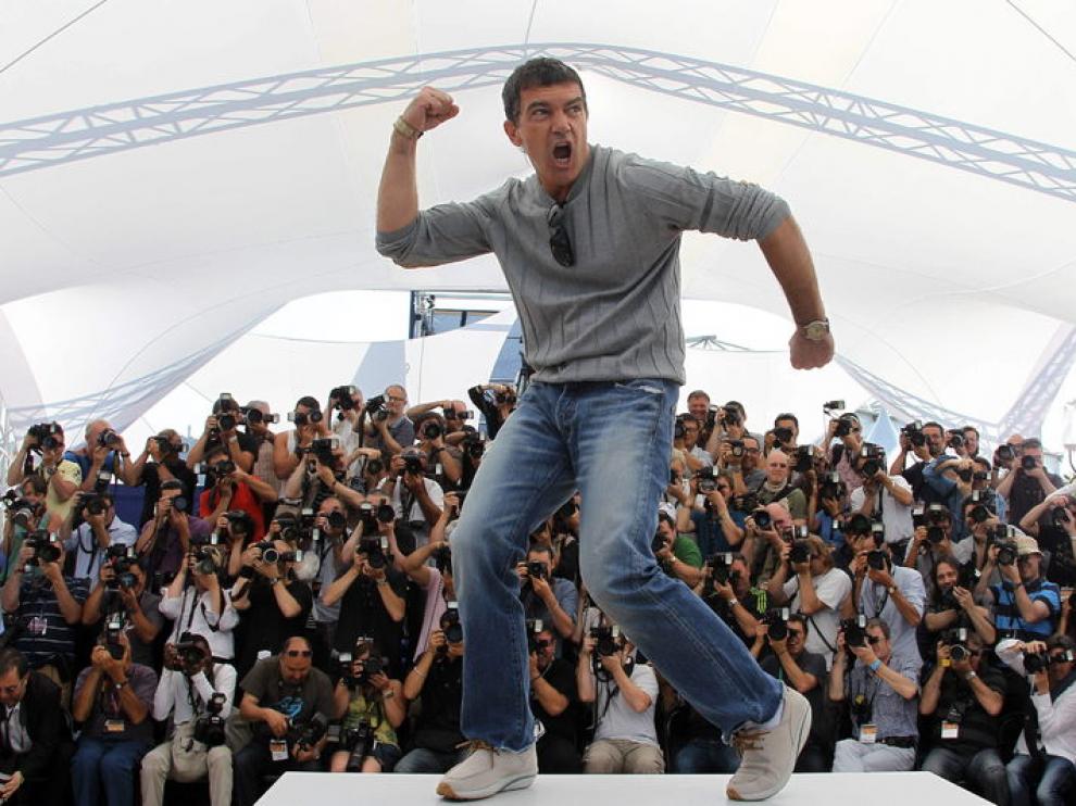 Antonio Banderas posando para los fotógrafos en Cannes