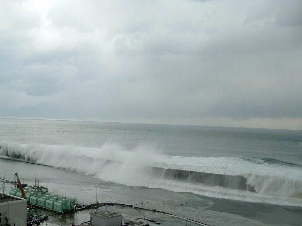 Imagen de la ola gigante llegando a la central de Fukushima