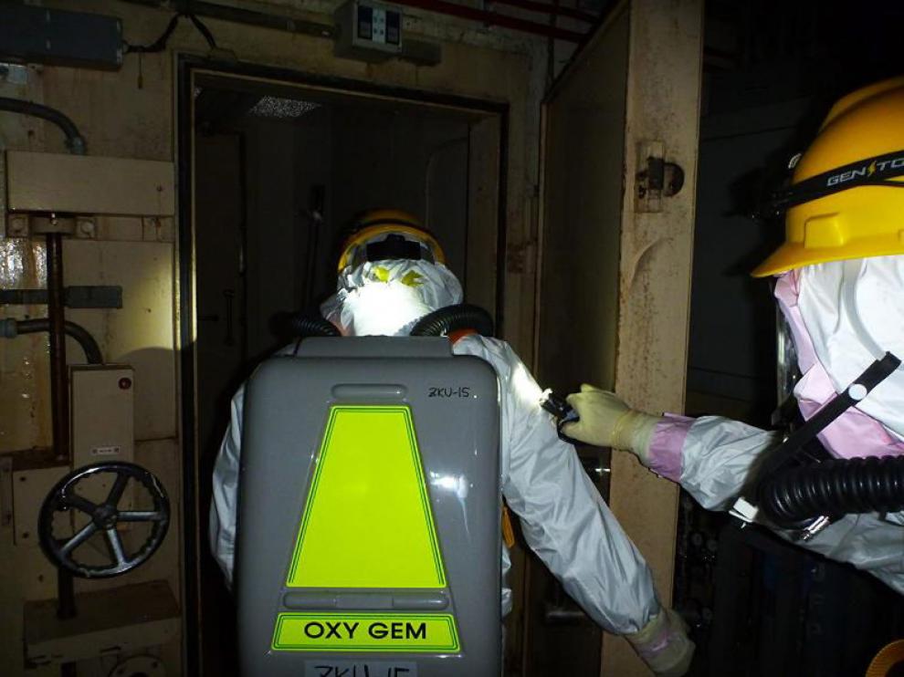 Imagen de un trabajor de Tepco dentro del reactor 2