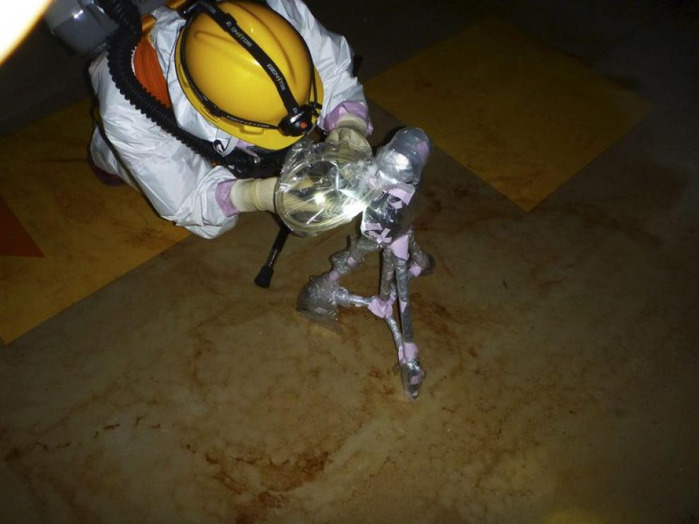 Imagen de un trabajor de Tepco dentro del reactor 2