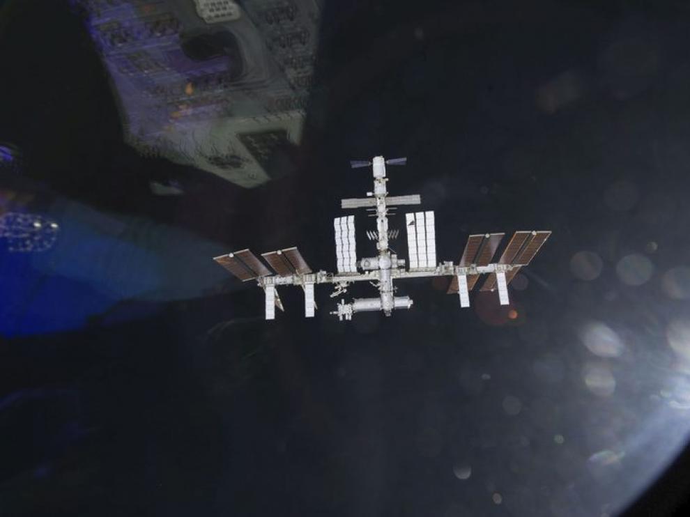 La Estación Espacial, con la Tierra al fondo.