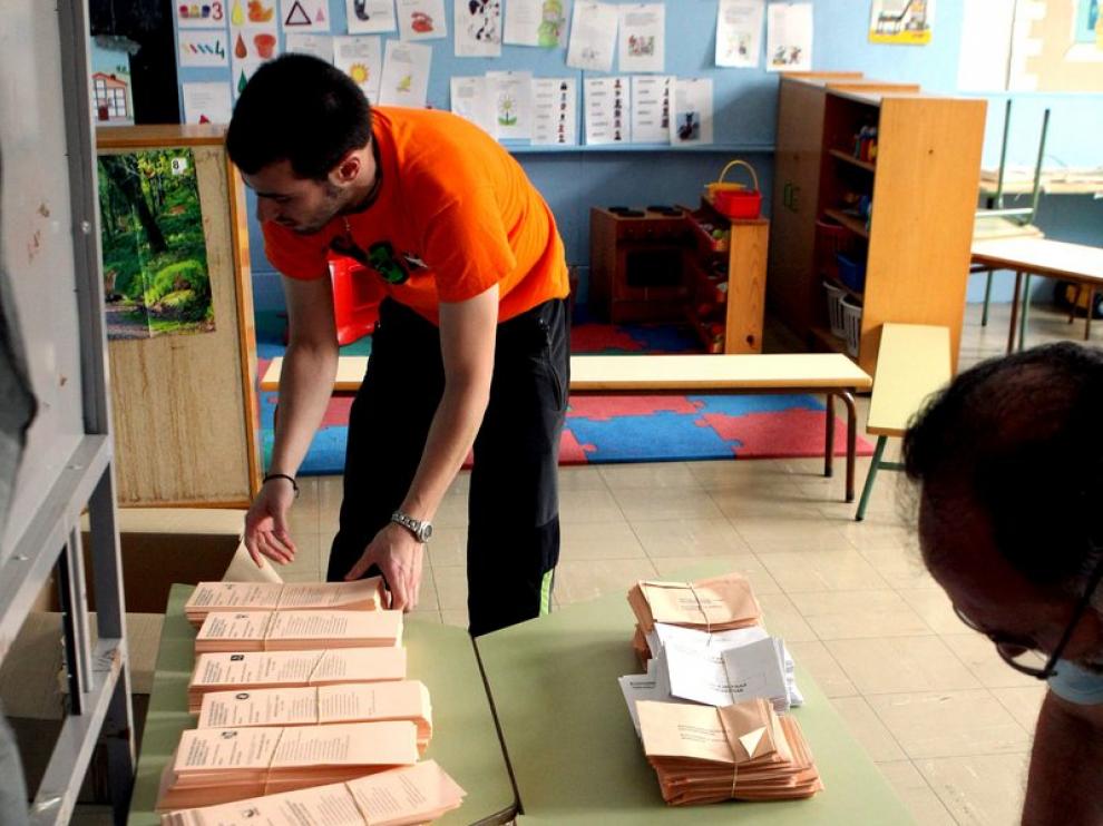 Preparativos en un colegio electoral.
