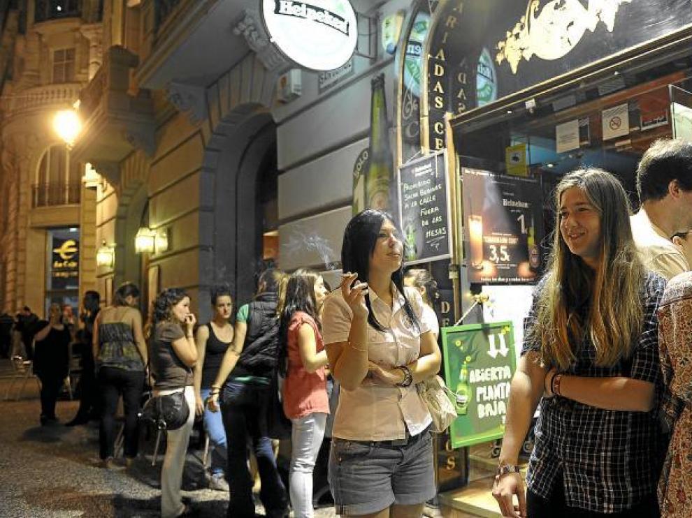 Desde la entrada en vigor de la ley, la gente se aglutina a fumar en el entorno de los establecimientos.