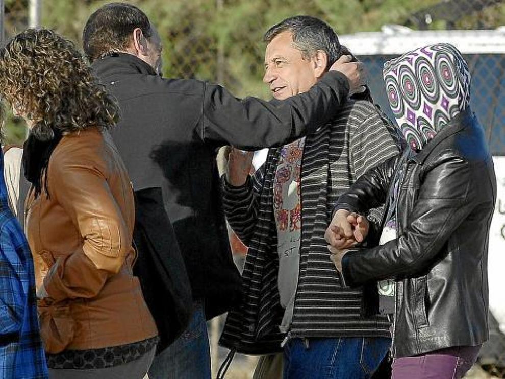 El etarra Gatza, con familiares, sale de la cárcel de Jaén II, el pasado 13 de abril.