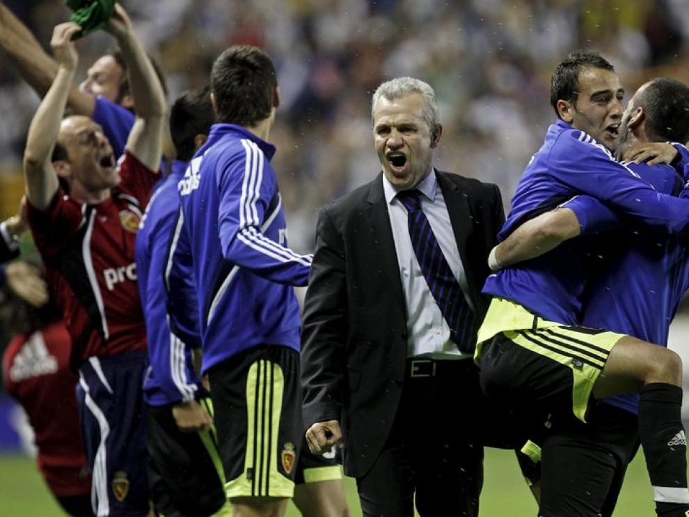 Javier Aguirre celebra con sus jugadores la victoria y la permanencia