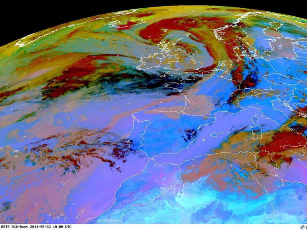 Imagen de un satélite que muestra la concentración de cenizas en el espacio aéreo de Islandia