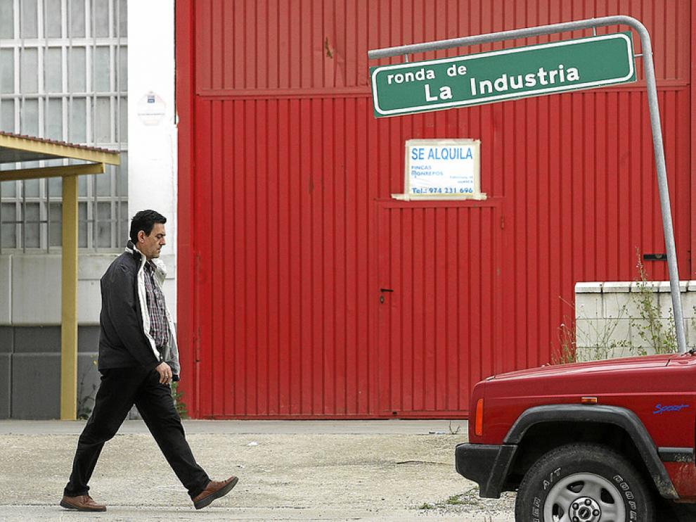 En la Ronda de la Industria en Huesca hay muchas naves cerradas en venta o en alquiler