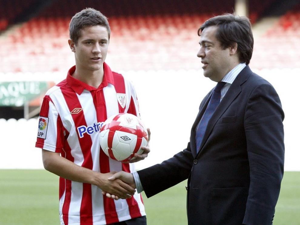 El presidente del Athletic, García Macua, ejerce de cicerone del nuevo jugador 'zurrigorri'