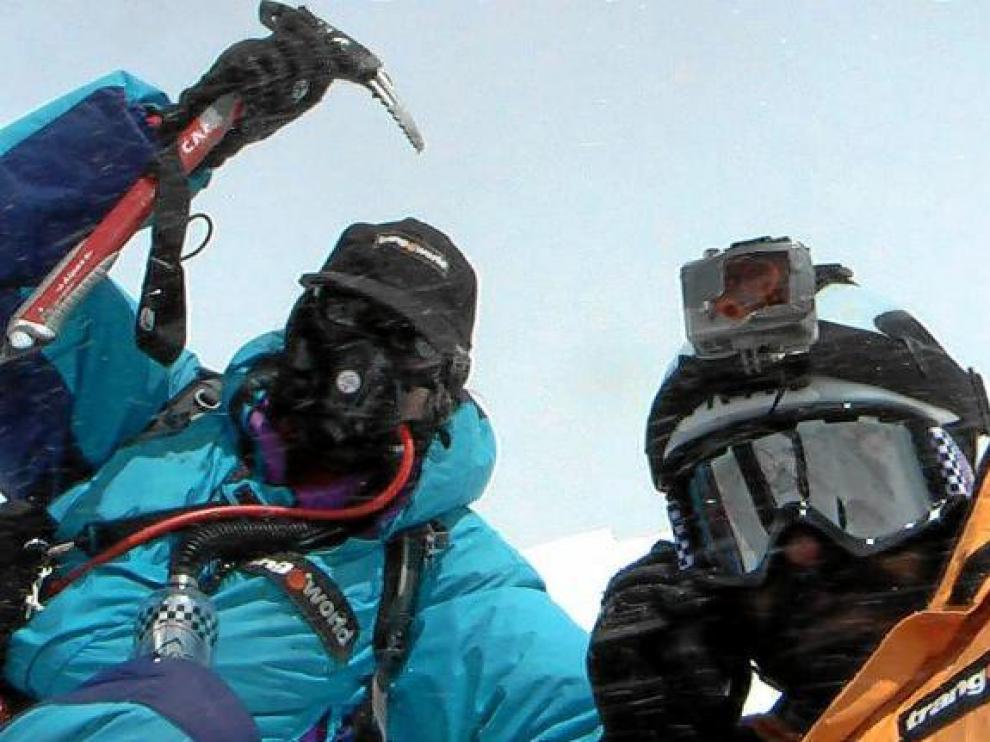 Javier Pérez (izqda) y Carlos Pauner el sábado pasado en la cima del Lhotse, a 8.516 metros.