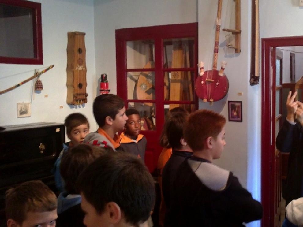Alumnos de Escuelas Pías Conde Aranda, de Zaragoza, escuchan atentos las palabras de Eugenio Arnao, el alma mater de La Casa del Gaitero