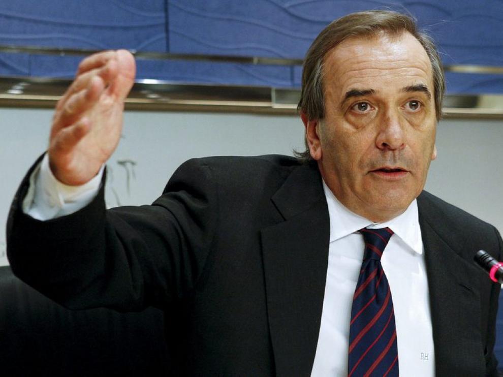 El portavoz parlamentario del PSOE, José Antonio Alonso, explica los términos del acuerdo.