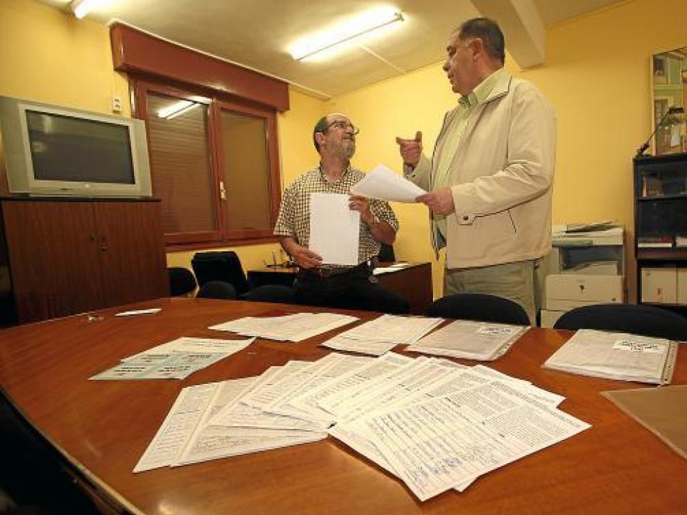 Miembros de la Federación de Vecinos, en la sede, con una parte de las firmas recogidas .