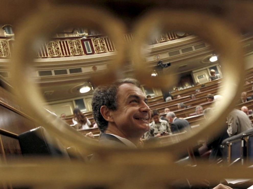 El presidente del Gobierno, José Luis Rodríguez Zapatero, durante una sesión de control en el Congreso