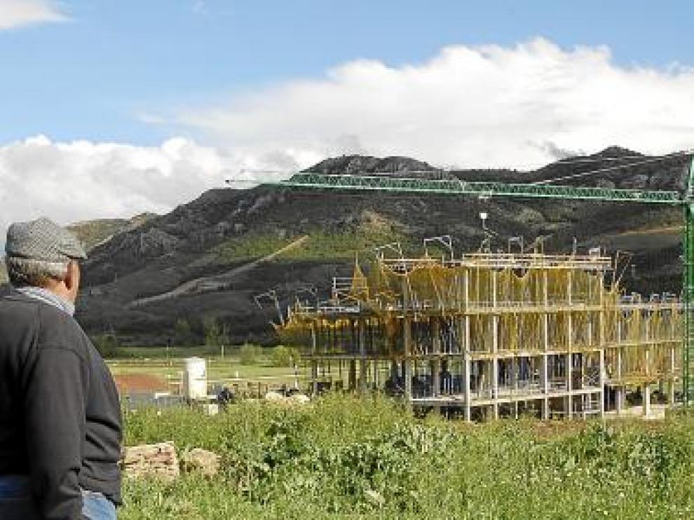 Un vecino contemplaba las obras en la primavera de 2010.