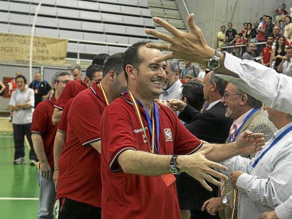 Nolasco se abraza con Pachi Giné, presidente del club.