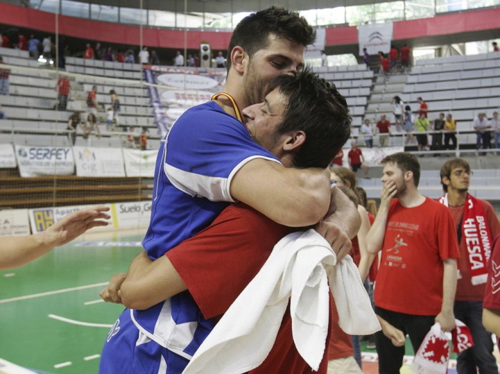 Los jugadoers del Obearagón celebraron la victoria con su afición