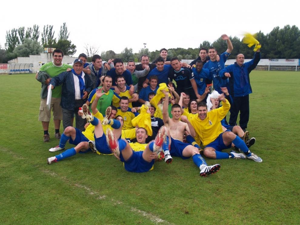 La plantilla del Robres, eufórica tras certificar el ascenso a la Tercera División.