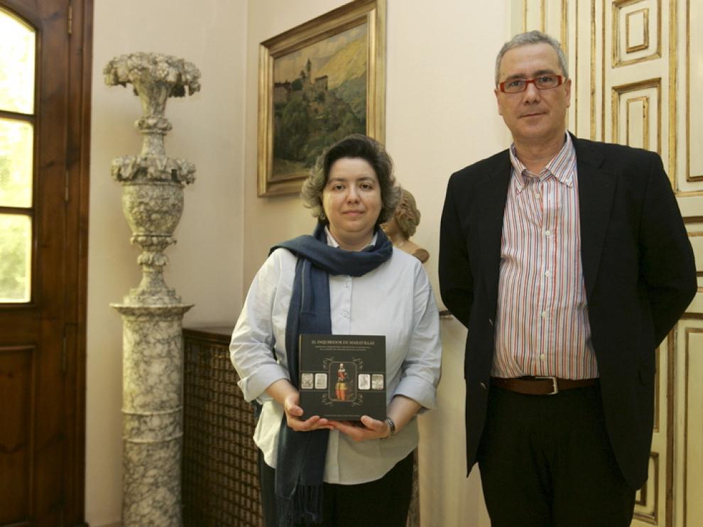 Mar Rey y Miguel López posan con el libro sobre Lastanosa, que han coordinado,en el IEA.