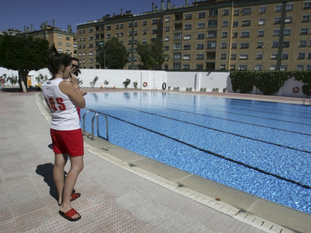 Dos socorristas junto a la piscina grande de San Jorge.