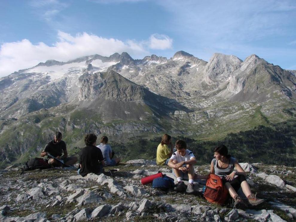 Varios senderistas en el Pirineo.