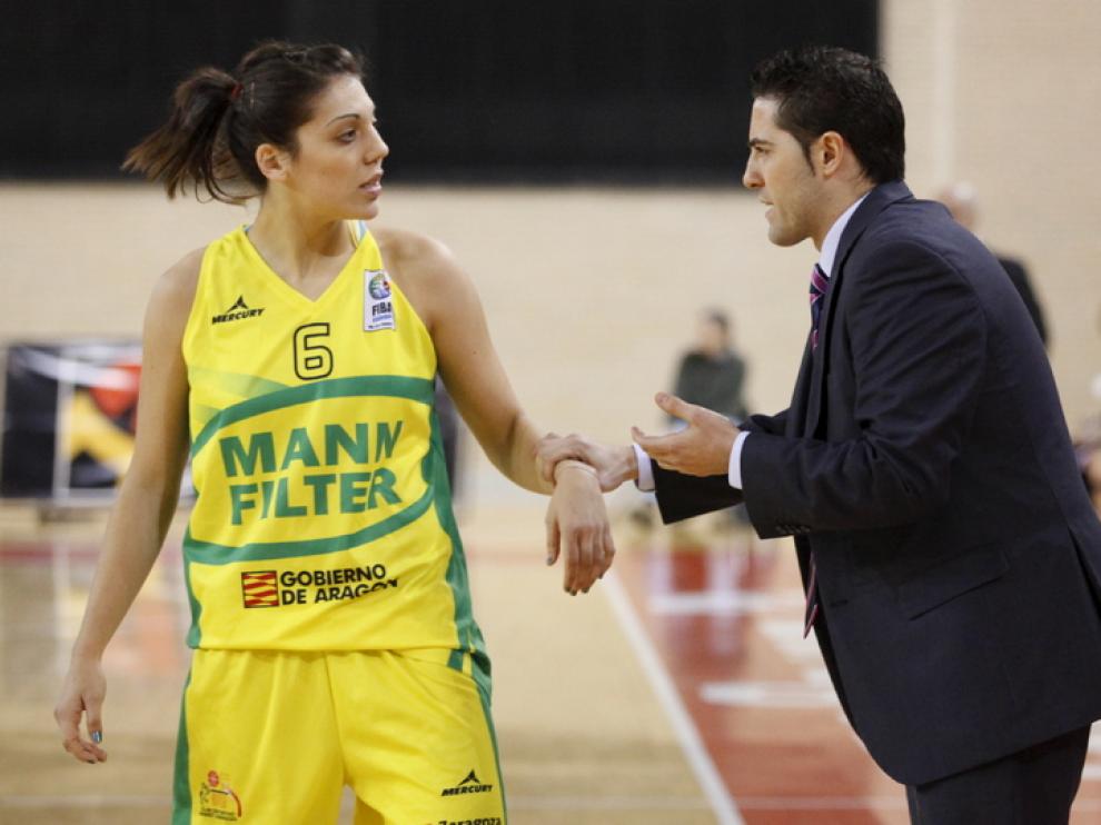 Lapeña da instrucciones a Ouviña durante un partido de la pasada temporada.
