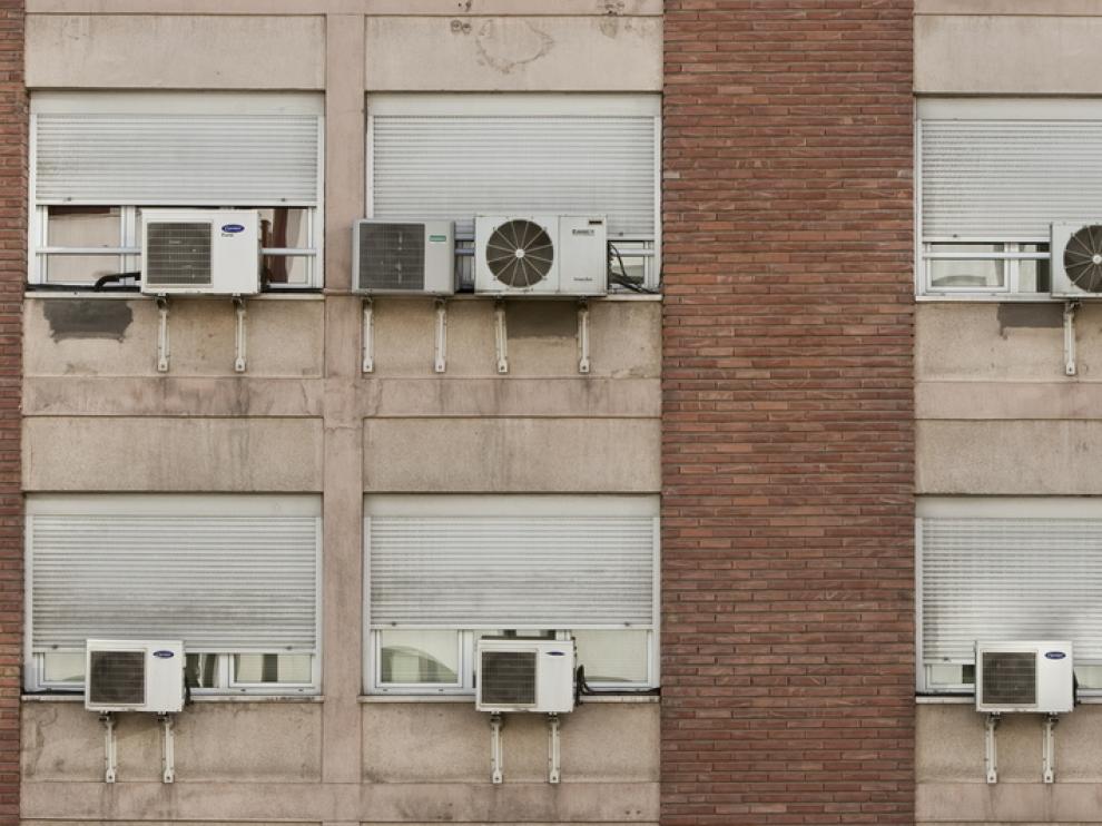 Aparatos de aire acondicionado en una fachada.