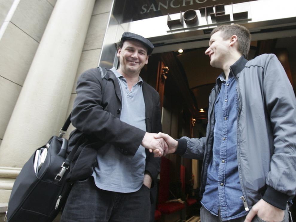 José Luis Guerin (izda) fue recibido ayer por Orencio Boix a su llegada al hotel en Huesca.