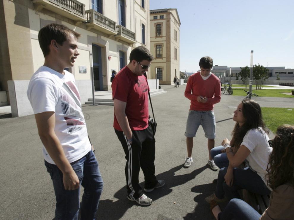 Estudiantes del campus oscense conversan a las puertas de uno de los edificios de la Universidad.