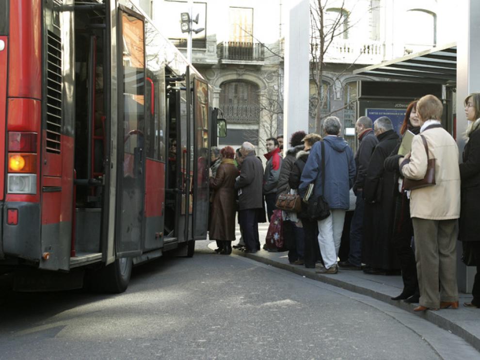 Imagen de viajeros esperando en una parada de autobús de Zaragoza.