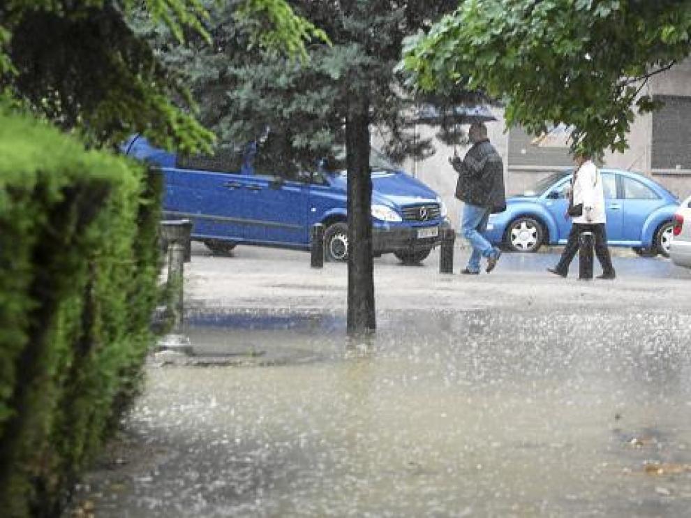 El agua anegó las entradas al parque Miguel Servet de Huesca, aunque por la tarde ya lució el sol.