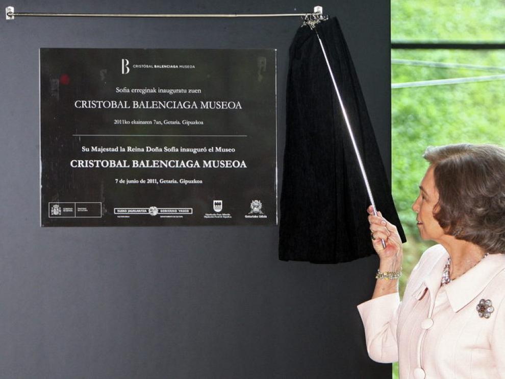 La reina Sofía descubre la placa del nuevo Museo Balenciaga
