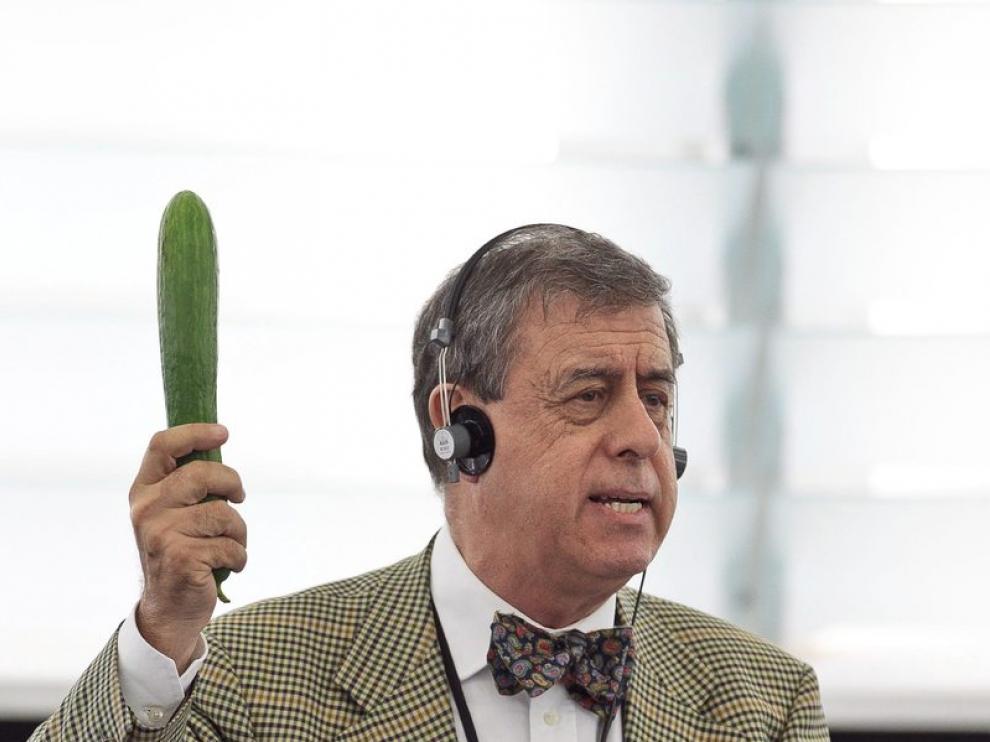 Sosa Wagner, eurodiputado de UPyD, muesta un pepino en el Parlamento Europeo.