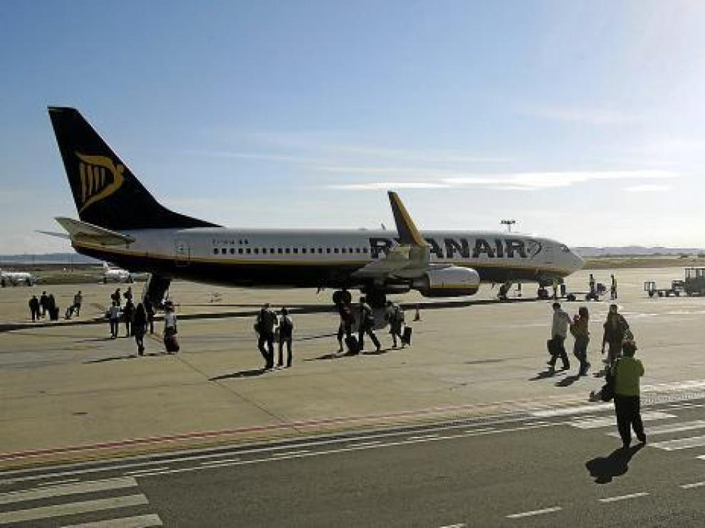 Un avión de Ryanair, estacionado en el aeropuerto de Zaragoza.