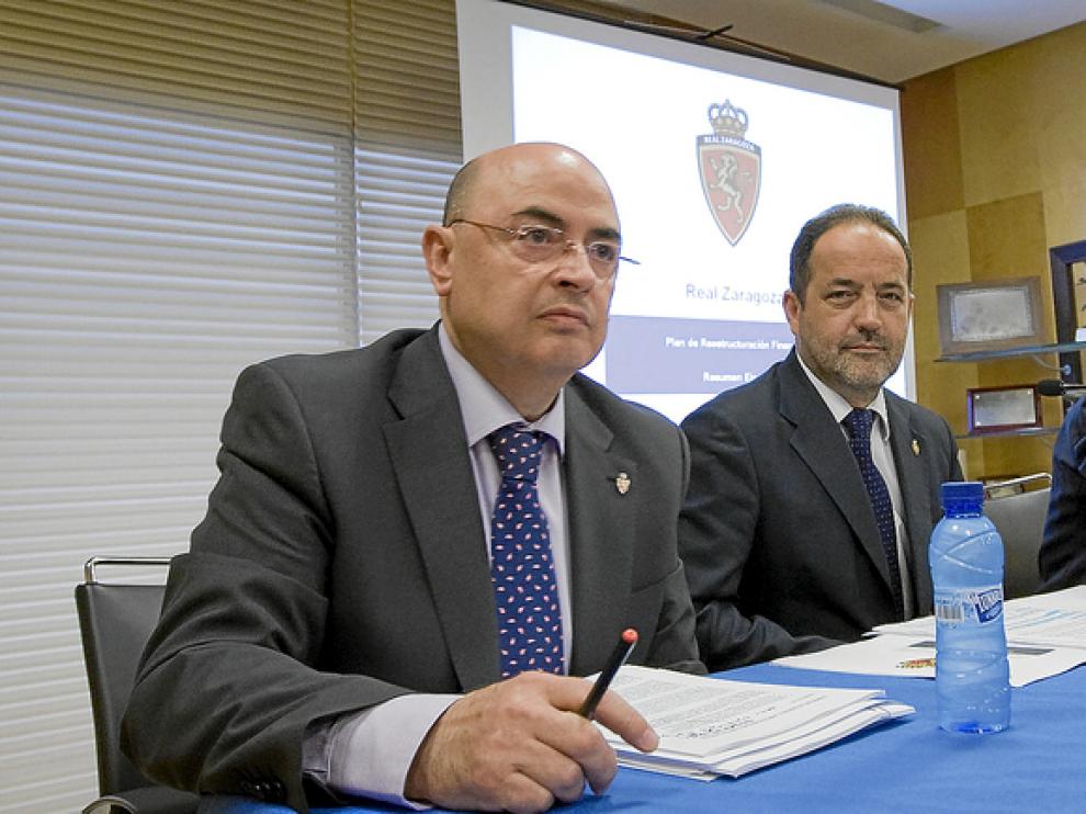 Agapito Iglesias, flanqueado por Francisco Checa y Javier Porquera, los tres actuales componentes del Consejo de Administración