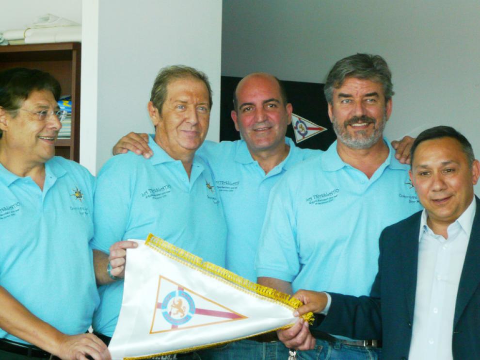 Parte de la tripulación junto al presidente del Club Náutico de Zaragoza, Juan Quílez.
