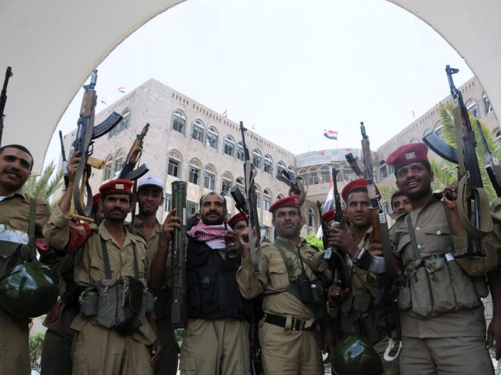 Soldados yemeníes vigilan un edificio gubernamental este miércoles en Saná