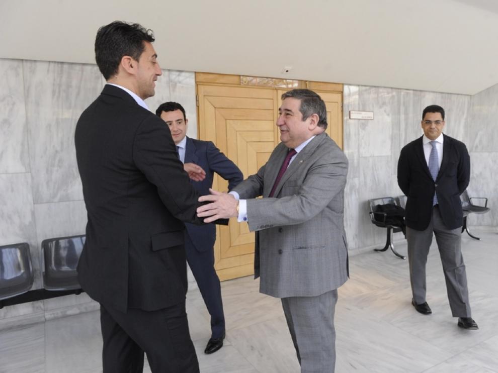 Lendoiro saluda a Antonio Prieto en el último juicio.