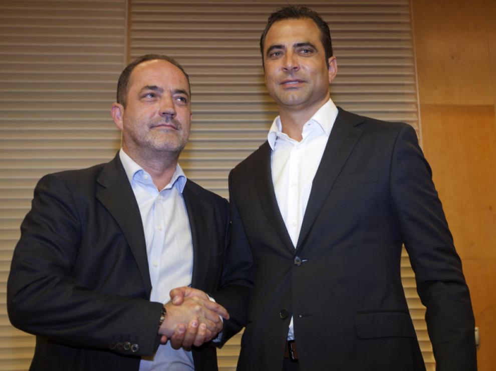 El ex futbolista argentino Juan Eduardo Esnáider (d) saluda al presidente del Real Zaragoza, Agapito Iglesias