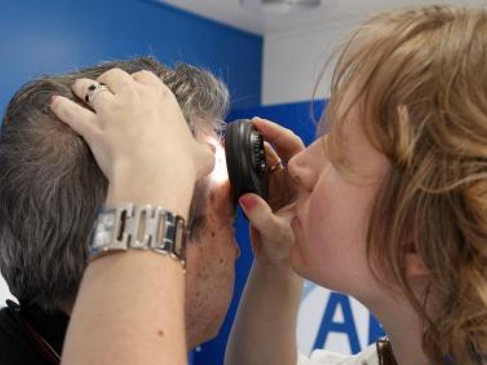 Imagen de archivo de una revisión realizada a un paciente por la Asociación de Dermatología.