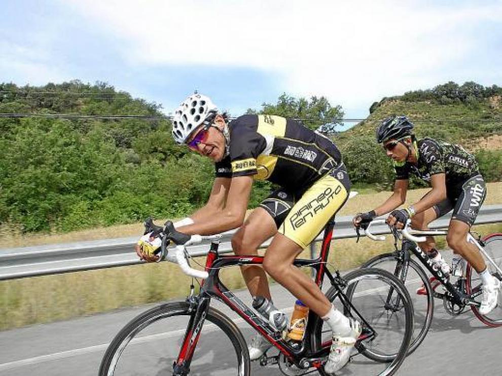 El ciclista Sergio Pérez, en primer término, seguido por Sebastián Tamayo en la carrera de ayer.