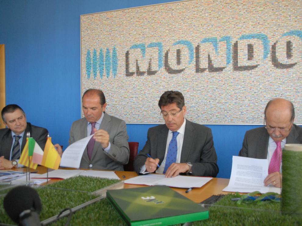 Arturo Aliaga, consejero de Industria de la DGA, y Santiago Palomera, de Mondo Tufting, durante la firma del convenio.