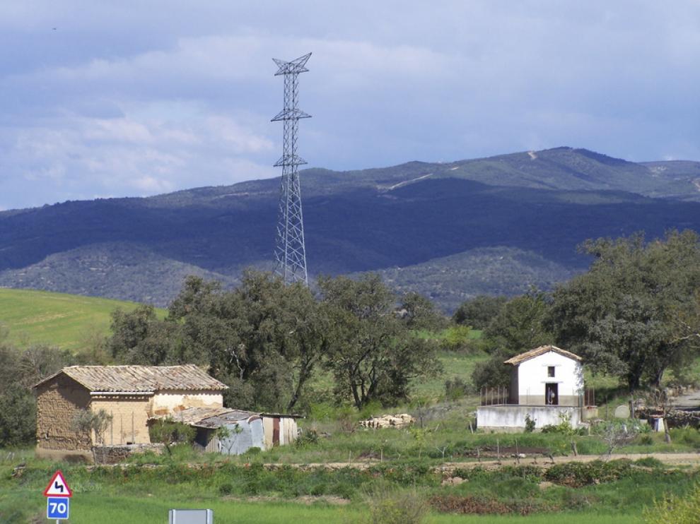 La línea utilizará las pilonas de la antigua Aragón-Cazaril colocadas junto a Pueyo de Marguillén.