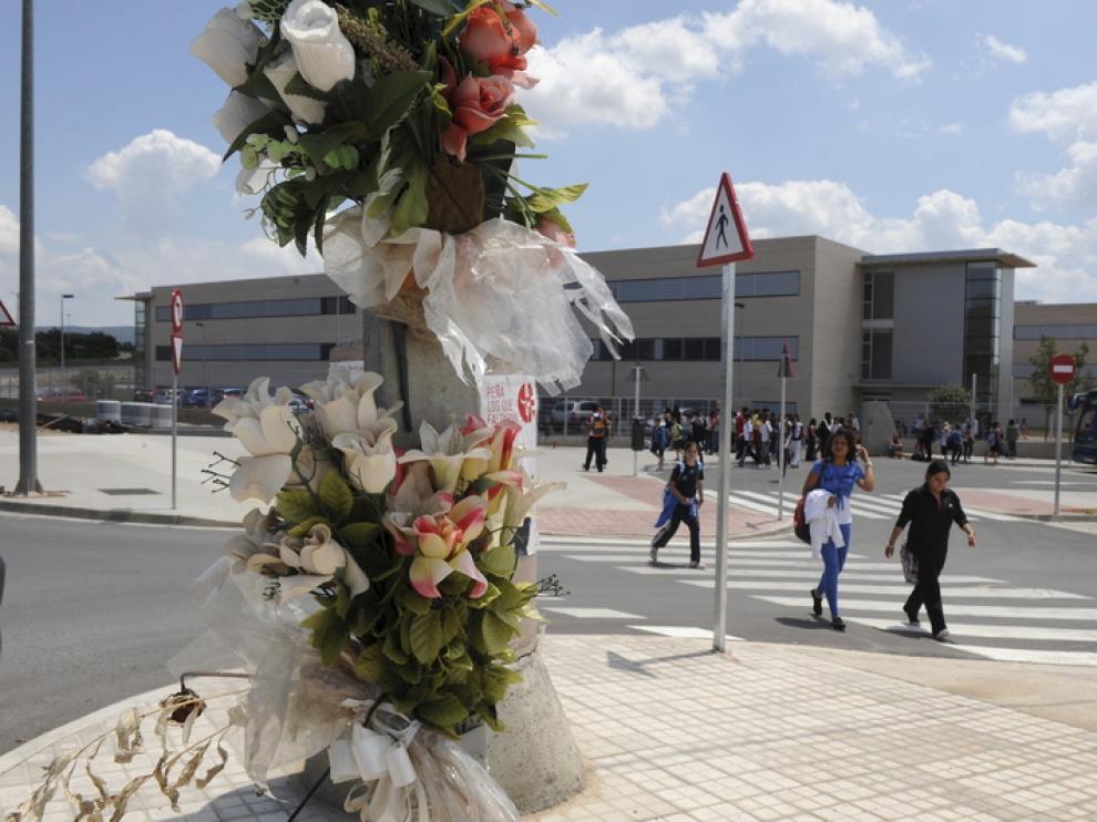 Un ramo de flores, colocado junto al instituto, en recuerdo de los dos trabajadores fallecidos.